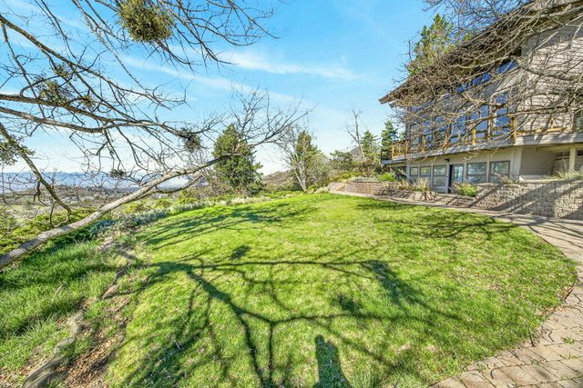 6023 Hillcrest Road, Medford, OR 97504