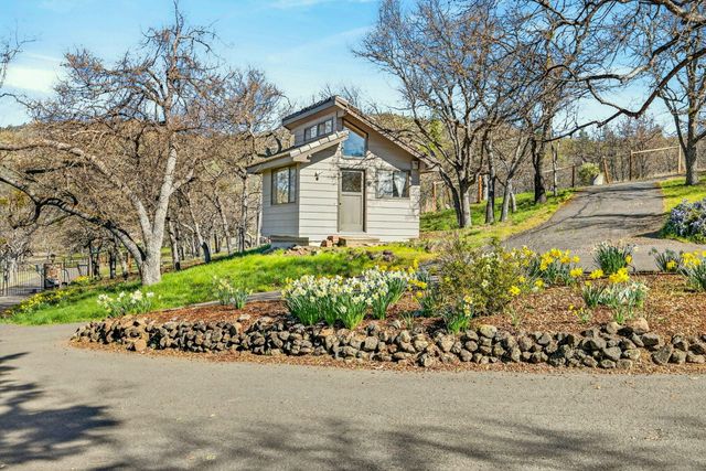 6023 Hillcrest Road, Medford, OR 97504