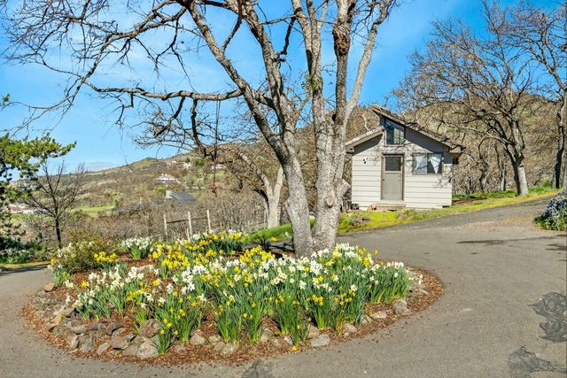 6023 Hillcrest Road, Medford, OR 97504