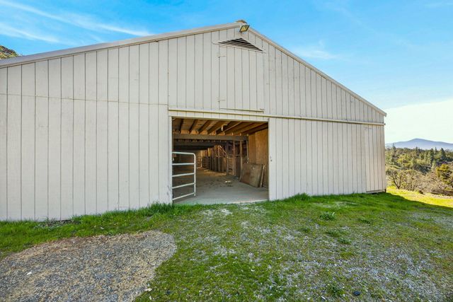 6023 Hillcrest Road, Medford, OR 97504