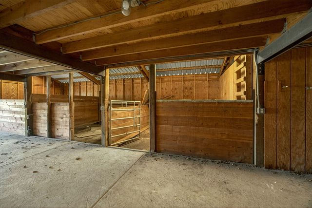 6023 Hillcrest Road, Medford, OR 97504