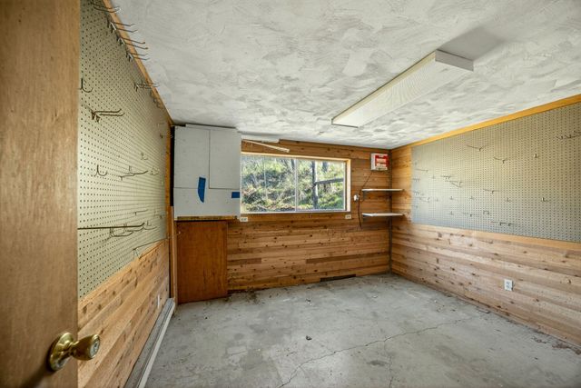 6023 Hillcrest Road, Medford, OR 97504