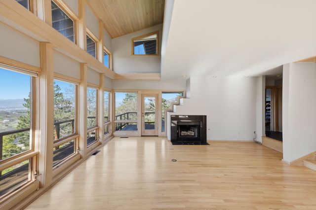 6023 Hillcrest Road, Medford, OR 97504