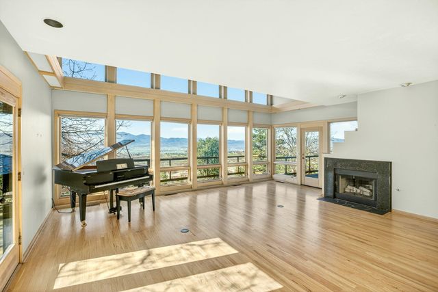 6023 Hillcrest Road, Medford, OR 97504