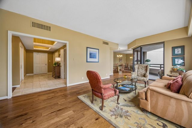 101 Westcott Street 305, Houston, TX 77007