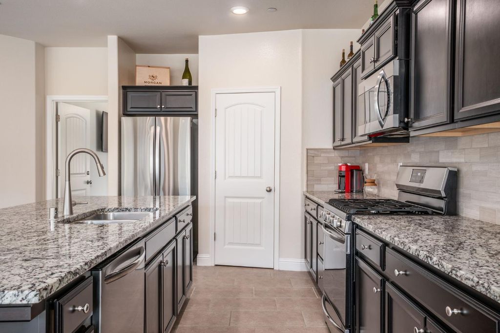 Image 10 of property listing at 1797 Clearwater Street, Tulare, CA 93274