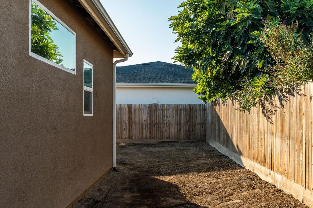 Image 33 of property listing at 1797 Clearwater Street, Tulare, CA 93274