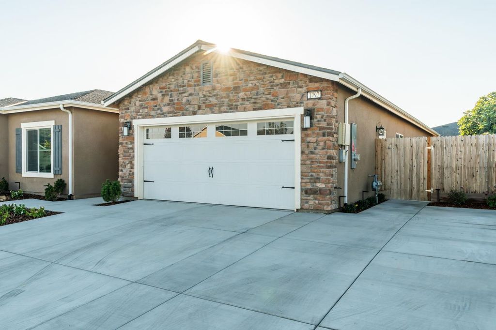 Image 34 of property listing at 1797 Clearwater Street, Tulare, CA 93274