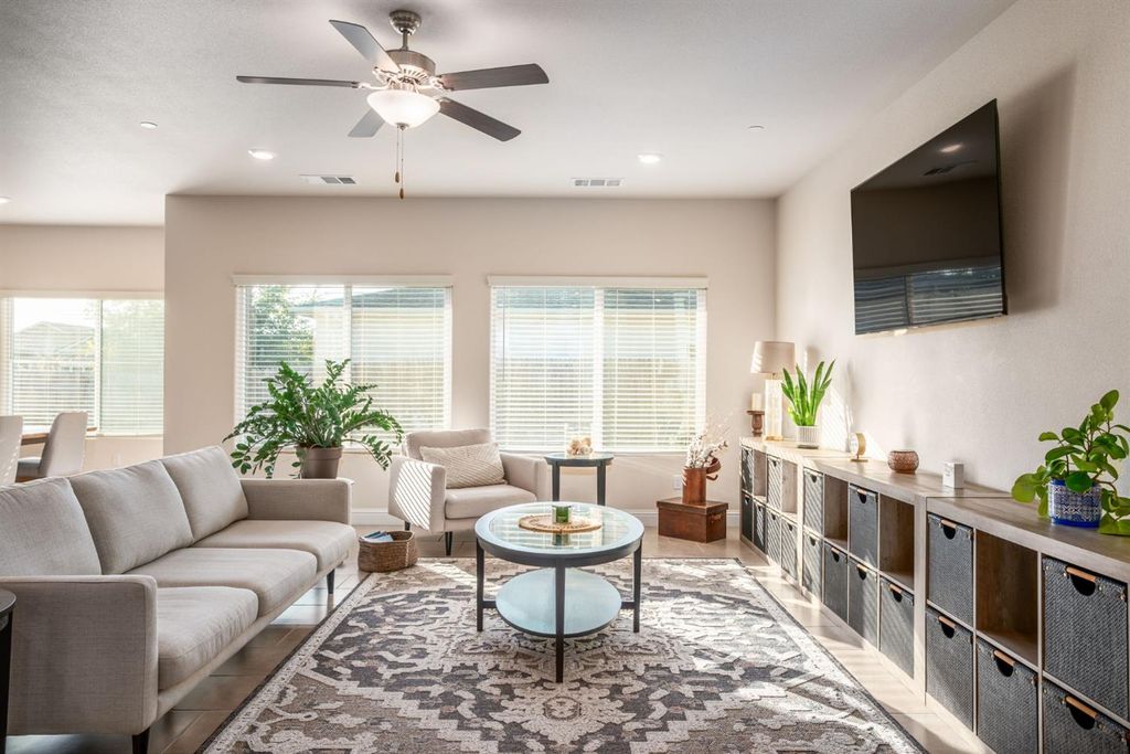 Image 4 of property listing at 1797 Clearwater Street, Tulare, CA 93274