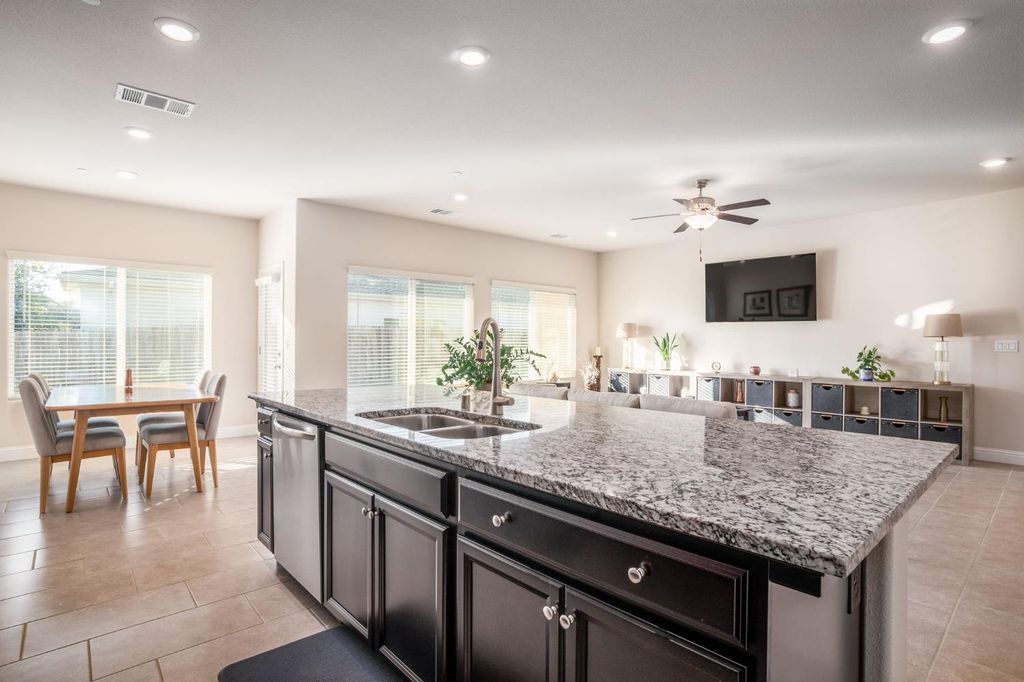 Image 6 of property listing at 1797 Clearwater Street, Tulare, CA 93274