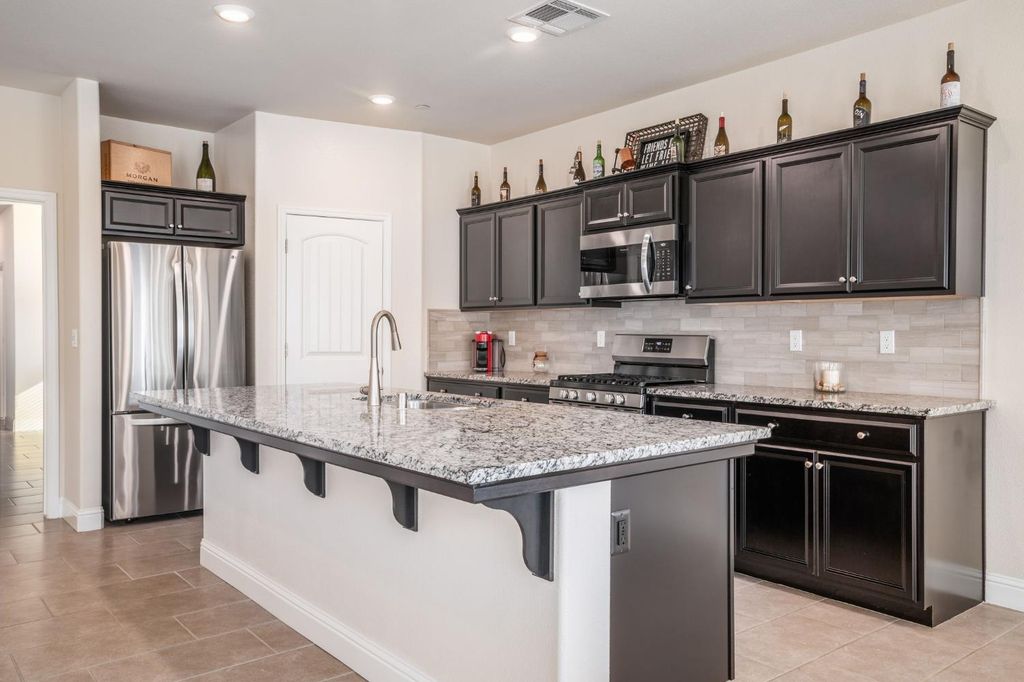 Image 9 of property listing at 1797 Clearwater Street, Tulare, CA 93274