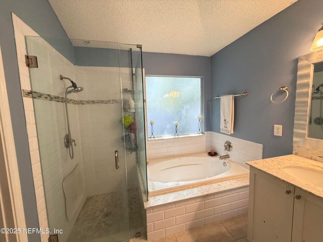 3385 SHAUNA OAKS Circle E, Jacksonville, FL 32277
