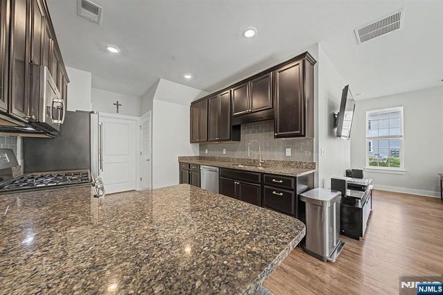 411 Parkview Lane, Rockaway Township, NJ 07866