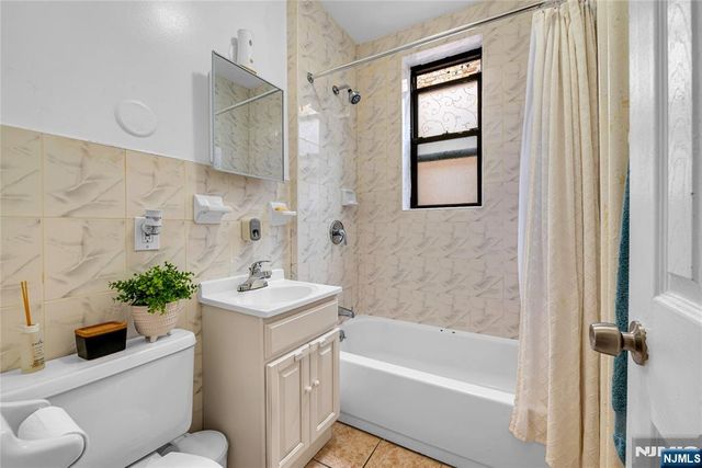 527 34th Street D2, Union City, NJ 07087