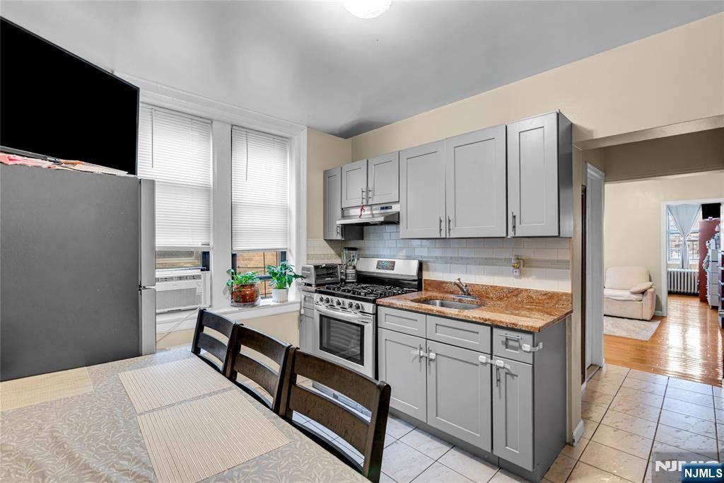 527 34th Street D2, Union City, NJ 07087