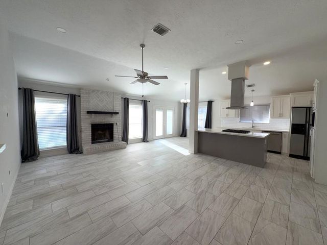 218 Bedford Lane, Conroe, TX 77303