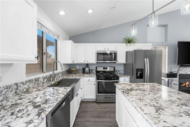 1040 Fairwind Avenue, Rosamond, CA 93560