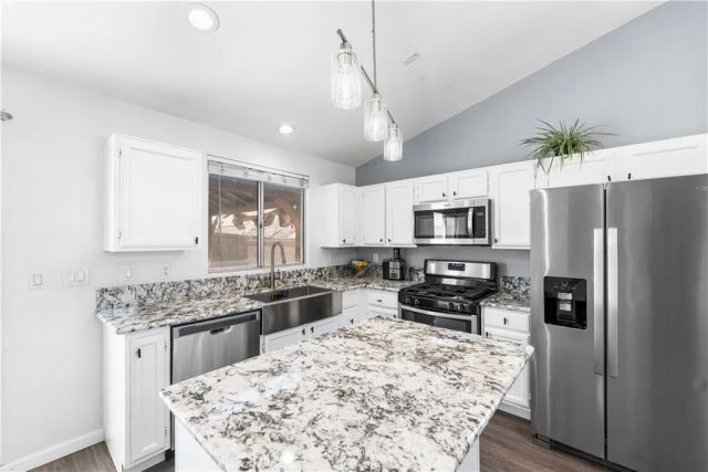 1040 Fairwind Avenue, Rosamond, CA 93560
