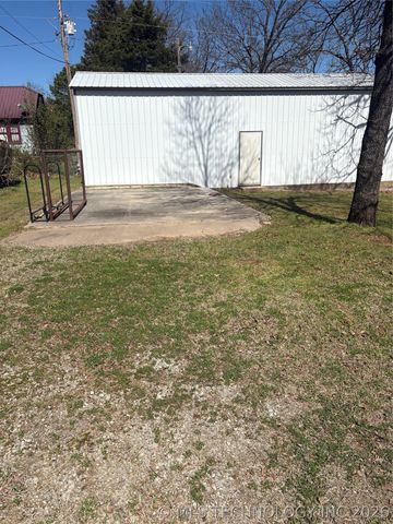 417 Pine Road, Eufaula, OK 74432