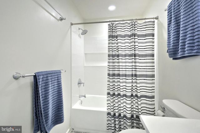 1066 FOX RUN TER, Hanover, PA 17331