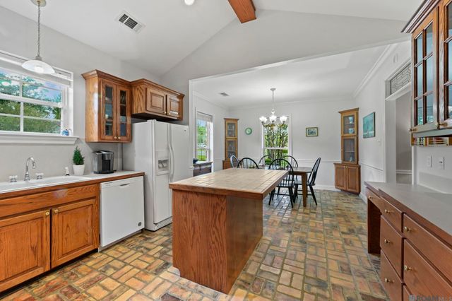 8858 Myrtle Hill Dr, St Francisville, LA 70775