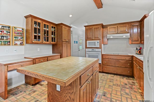 8858 Myrtle Hill Dr, St Francisville, LA 70775