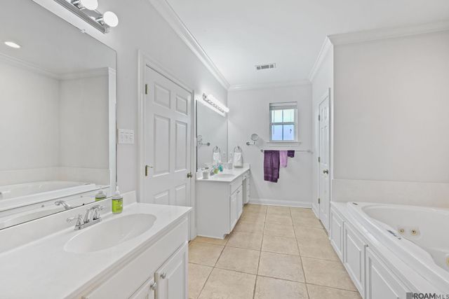 8858 Myrtle Hill Dr, St Francisville, LA 70775