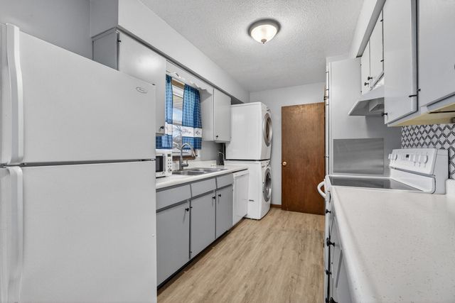 609 W LeClaire Road, Eldridge, IA 52748