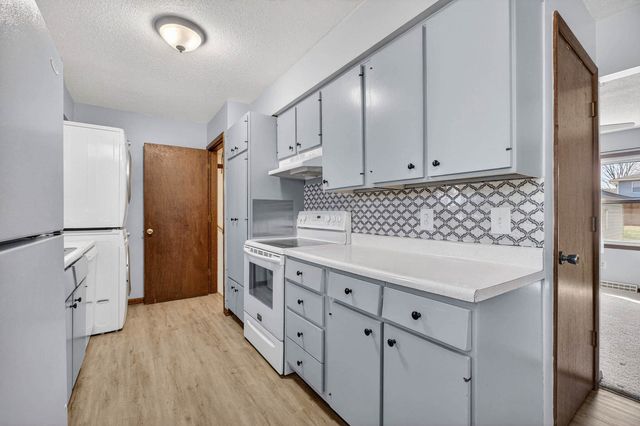 609 W LeClaire Road, Eldridge, IA 52748