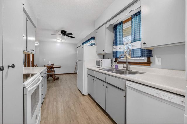 609 W LeClaire Road, Eldridge, IA 52748