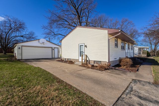 609 W LeClaire Road, Eldridge, IA 52748