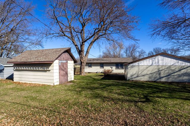 609 W LeClaire Road, Eldridge, IA 52748