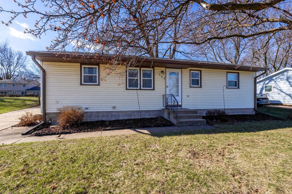 609 W LeClaire Road, Eldridge, IA 52748