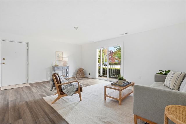 10 Kingswood Dr 13, Abington, MA 02351