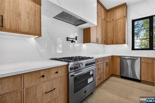 395 Hickory Avenue, Paramus, NJ 07652