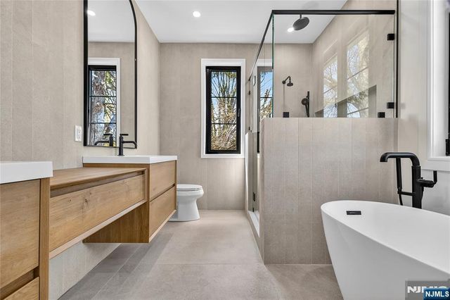 395 Hickory Avenue, Paramus, NJ 07652