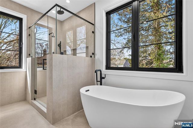 395 Hickory Avenue, Paramus, NJ 07652