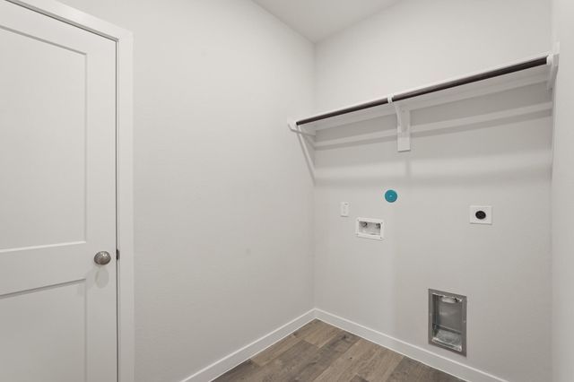 102 Water Grass Trail, Clute, TX 77531