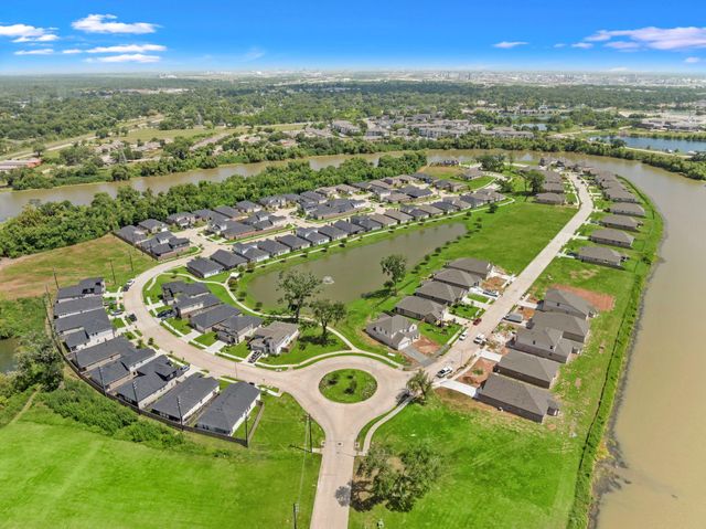 102 Water Grass Trail, Clute, TX 77531