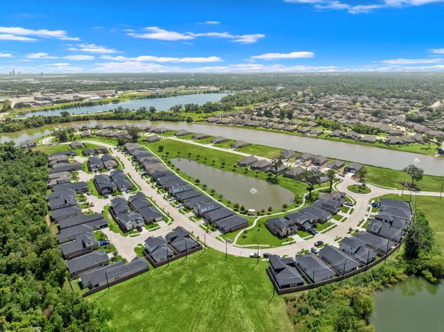 102 Water Grass Trail, Clute, TX 77531