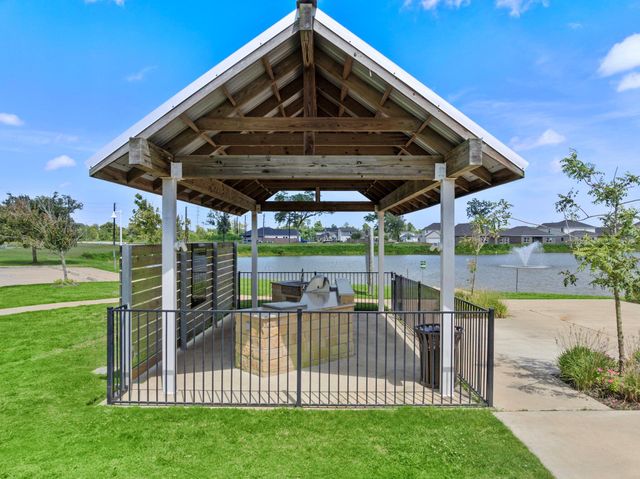 102 Water Grass Trail, Clute, TX 77531