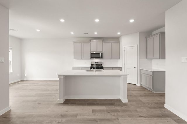 102 Water Grass Trail, Clute, TX 77531