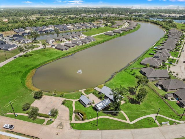 102 Water Grass Trail, Clute, TX 77531