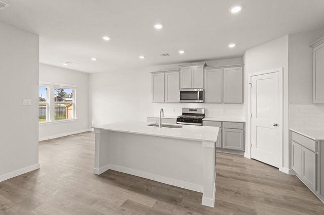 102 Water Grass Trail, Clute, TX 77531