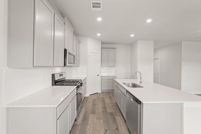 102 Water Grass Trail, Clute, TX 77531