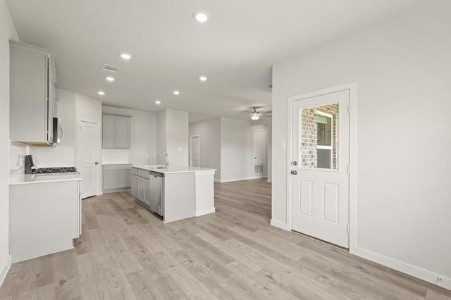 102 Water Grass Trail, Clute, TX 77531