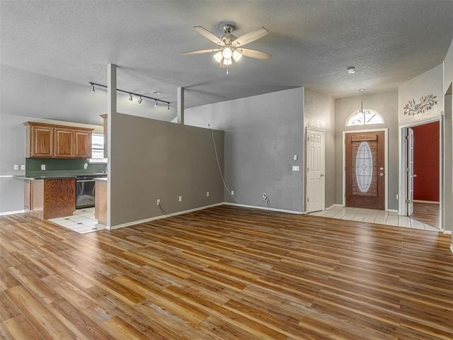 901 SE 37th Street, Moore, OK 73160