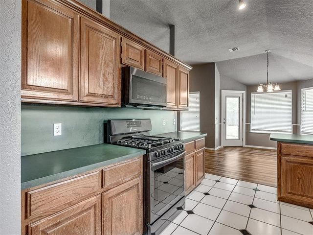 901 SE 37th Street, Moore, OK 73160