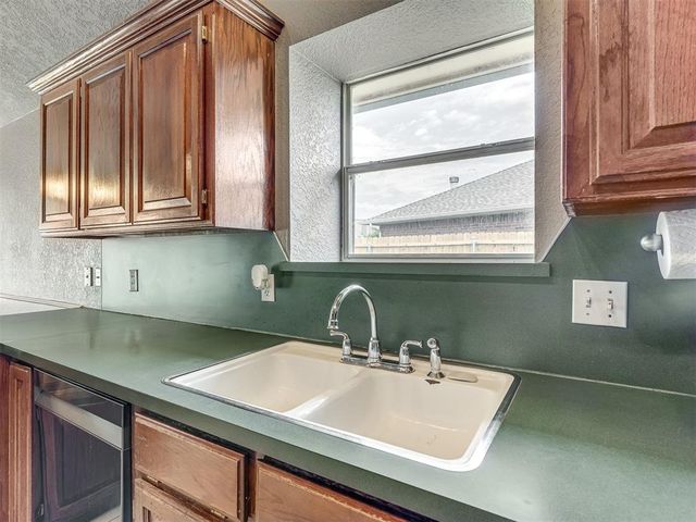901 SE 37th Street, Moore, OK 73160