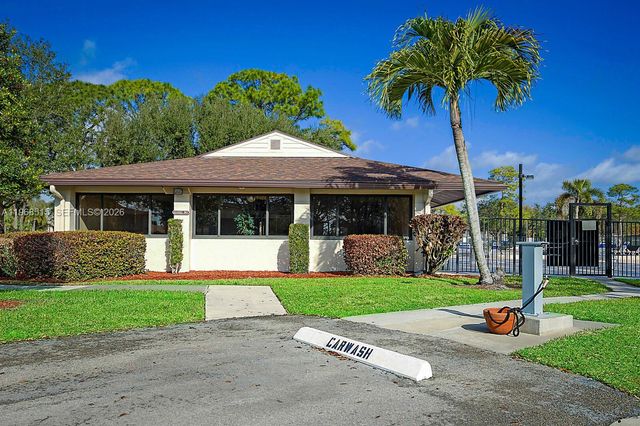 6327 Chasewood Dr E, Jupiter, FL 33458